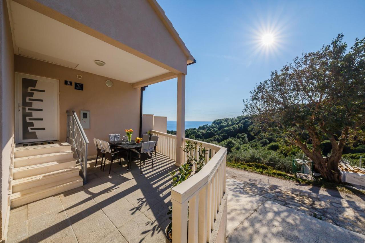 Villa Luana Vis Exterior photo